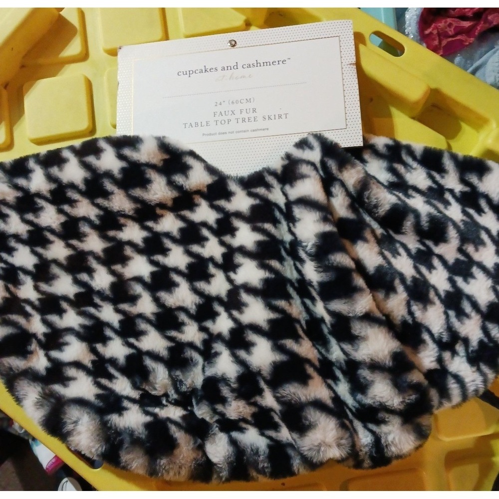 NEW Cupcakes & Cashmere Houndstooth 24" Faux Fur Table Top Tree Skirt